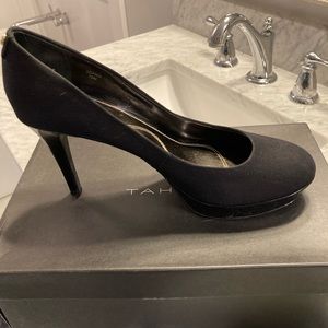 Tahari black closed toe heel